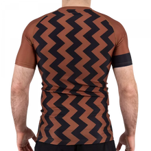 Lade das Bild in den Galerie-Viewer, Scramble Ranked Rashguard V5- Braun
